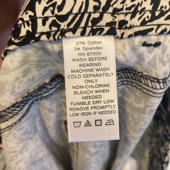 Susan Graver Black & White Floral Patterned Cropped Capri Pants Size 22W - Picture 8 of 8